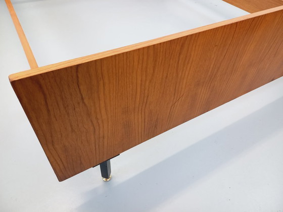 Image 1 of Vintage modernistisch tweepersoonsbed uit de jaren 60, gemaakt van teakhout en zwart metaal, met geïntegreerde nachtkastjes.
