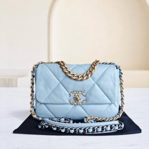 Borsa Chanel C19 Small 19 in pelle di capra trapuntata, azzurra, bicolore, con microchip.
