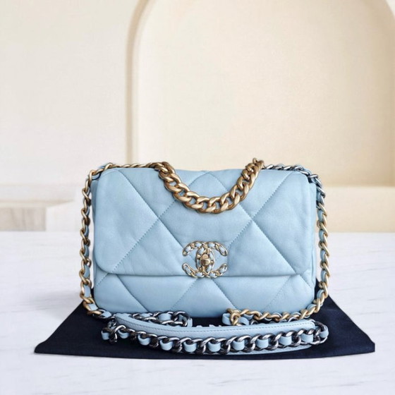 Image 1 of Borsa Chanel C19 Small 19 in pelle di capra trapuntata, azzurra, bicolore, con microchip.