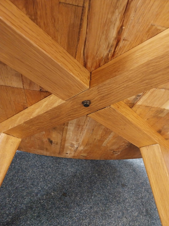 Image 1 of 1 großer Eichen-Couchtisch im Stil von Charlotte Perriand (1970er Jahre), 115 cm Durchmesser