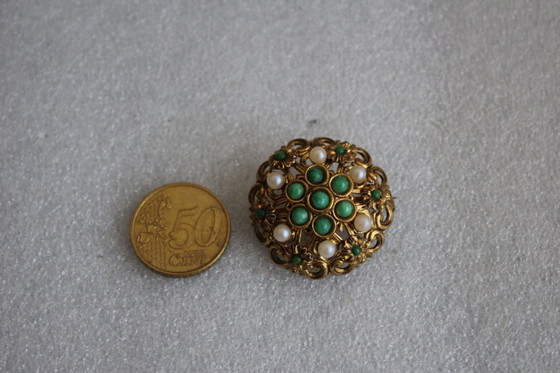 Image 1 of Vintage round brooch, Ø 3.5 cm, gold-colored with white and green pearls