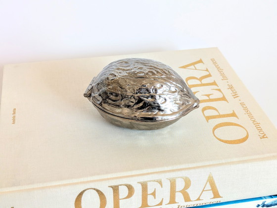 Image 1 of Casse-noix vintage en noyer plaqué argent