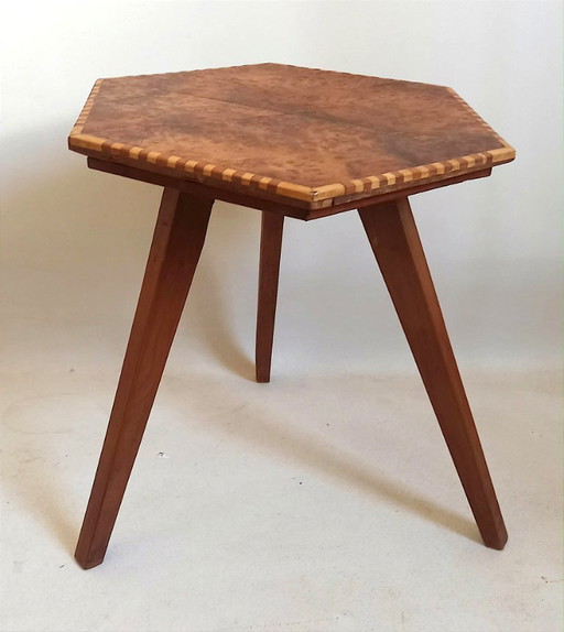 Mesa auxiliar trípode octogonal, década de 1960, altura 39 cm.