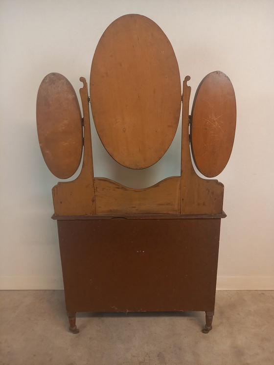Image 1 of Coiffeuse avec miroirs taillés.