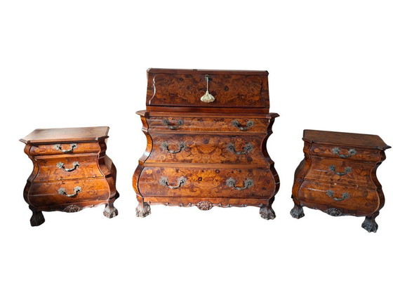 Image 1 of Niederländisches Barock-Triptychon aus den 1920er Jahren – Klappschrank und zwei eingelegte Nachttische