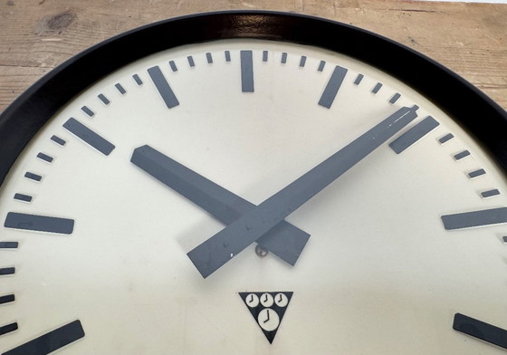 Image 1 of Orologio da parete industriale in bachelite di Pragotron, anni '60