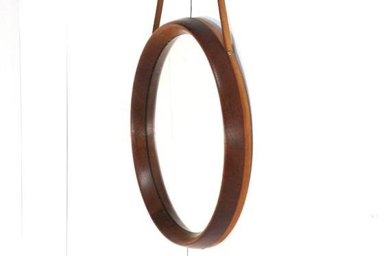 Image 1 of Miroir rond en teck avec bracelet en cuir