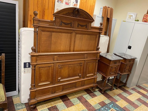 Letto in rovere massello intagliato risalente al 1920 circa, completo e in perfette condizioni