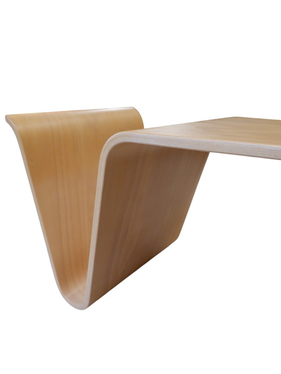 Image 1 of Mesa auxiliar de madera curvada