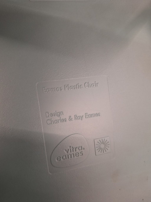 Set of 4 authentic Vitra Eames DSW dining chairs (2012)