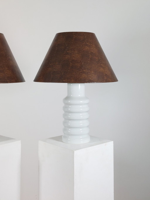 Een paar vintage porseleinen VEB-tafellampen uit het midden van de vorige eeuw met lampenkap van imitatieleer. (photo 2 of 7)