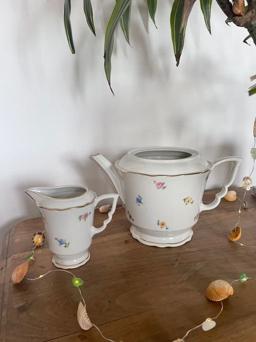 Teekanne und Milchkännchen aus Porzellan