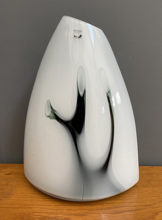 Image 1 of Witte en groene glazen vaas uit de Pomax Hom-collectie