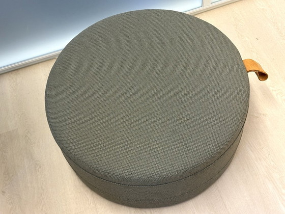 Pouf Bolia Grab grand format Ø80 vert olive design OOOJA – Poufs & repose-pieds, Leather, Textile (photo 3 of 5)