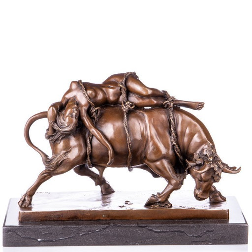 Statue en bronze d'une femme Europe allongée sur un taureau