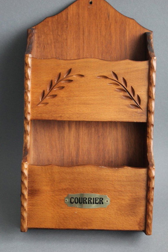 Image 1 of Altes französisches Briefregal aus Holz mit dekorativer Schnitzerei 2 Ablagen