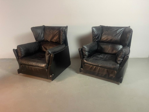 Cassina Lounge Chairs ‘Viola d’Amore’ van Piero de Martini in Dolphin Grey Leer met Hocker, Set van 2. Italië, jaren 70.