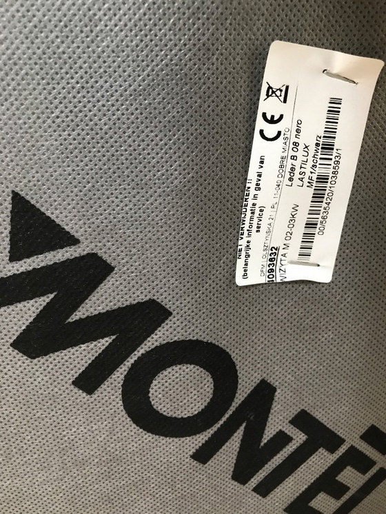 Image 1 of Divano e poltrona Montèl in pelle nera del 2023.