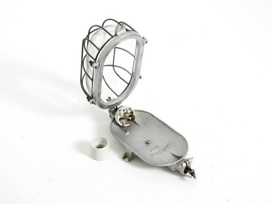 Image 1 of Rare grande lampe d'usine vintage des années 1950, en aluminium moulé et en verre.