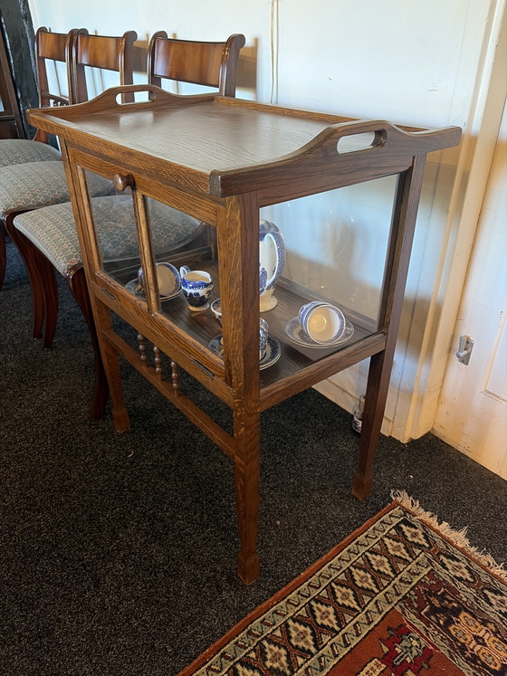 Image 1 of Teeschrank aus Eiche mit herausnehmbarem Tablett, Maße: 63 cm breit, 44 cm tief und 80 cm hoch