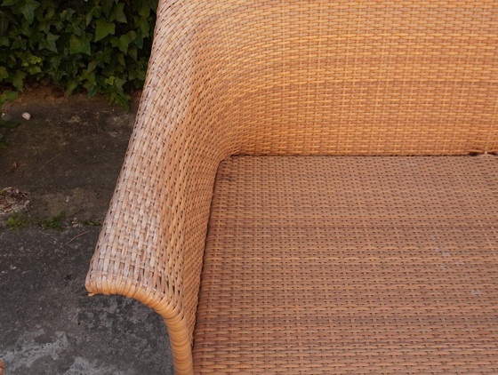 Image 1 of DEDON - tuinset, bestaande uit een tweezitsbank, een fauteuil en een salontafel.
