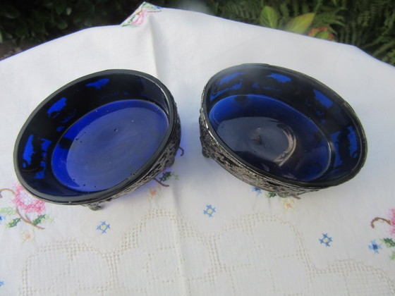Par de saleros antiguos plateados con inserciones azul cobalto (adjuntos) – Accesorios de mesa, Glass, Metal (photo 3 of 11)