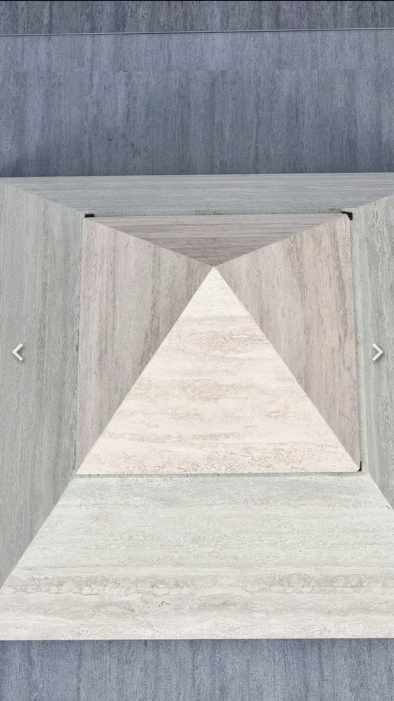 Image 1 of Tavolino da caffè piramidale in travertino