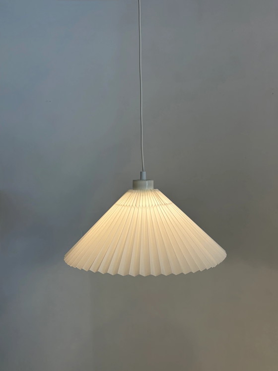 Vintage pleated pendant lamp – Metal, Scandinavian (photo 3 of 4)