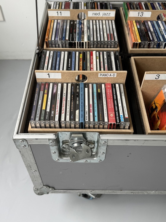 Flight case 135x63x56cm for 840 CDs / Custom Made Interior – 2 seaters, Aluminium (photo 7 of 8)