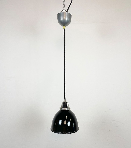 Image 1 of Kleine industriële hanglamp van zwart emaille, jaren 50
