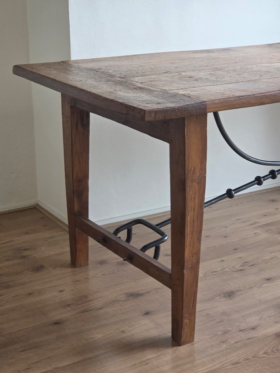 Tavolo da pranzo antico spagnolo con gambe a cavalletto - Legno massello e ferro battuto (200x89 cm) (photo 6 of 20)