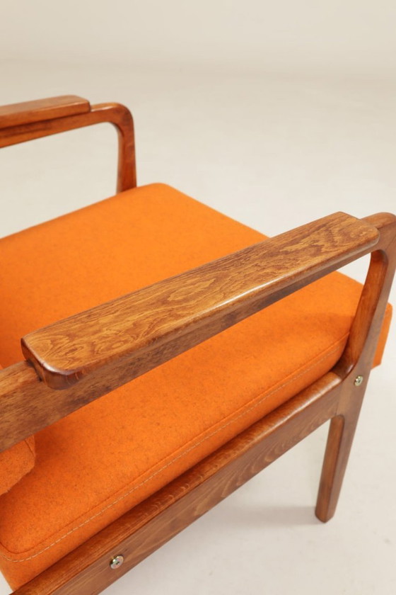 Image 1 of Vintage oranje fauteuil met wollen bekleding en walnootkleurig hout, mid-century modern stijl.