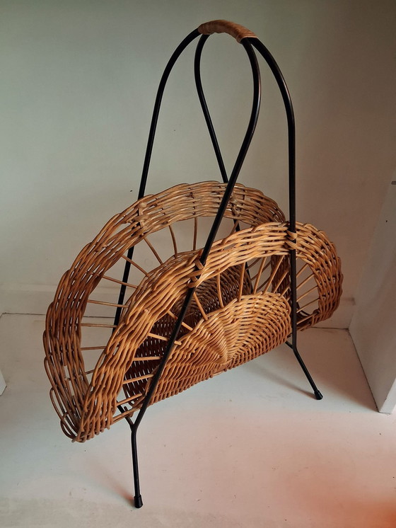Image 1 of Zeitschriftenständer j60/70, rattanlackiertes schwarzes Metall.