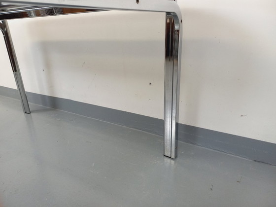 Image 1 of Vintage ovale eettafel van rookglas en verchroomd metaal, in Space Age-stijl uit de jaren 70.