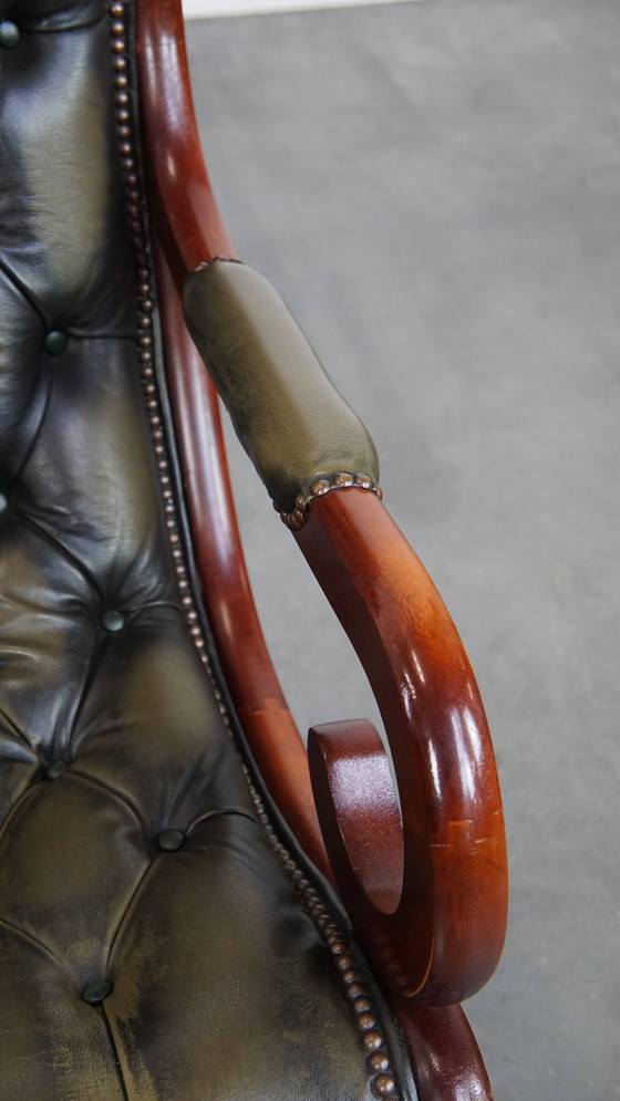 Image 1 of Groene Engelse stijl rundleren chesterfield fauteuil met hout
