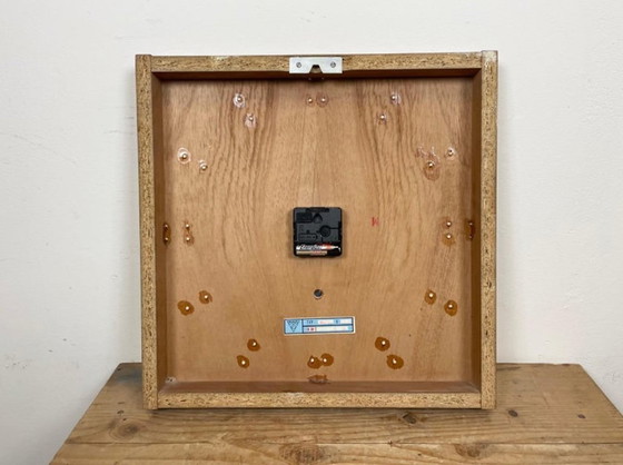 Image 1 of Orologio da parete vintage in legno marrone di Pragotron, anni '80
