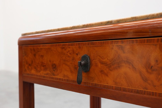 Image 1 of Paar französische Art-Deco-Nachttische mit Intarsien und Marmorplatten, 1940er Jahre