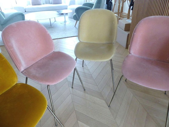 Image 1 of Set aus 8 „Beetle Dining Chair“-Stühlen in Samt von GUBI, Design Stine Gam & Enrico Fratesi