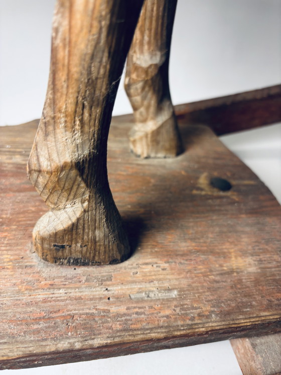 Image 1 of Antico cavallo da tiro in legno su slitta con rivestimento in tessuto e pelle – circa fine XIX/inizio XX secolo