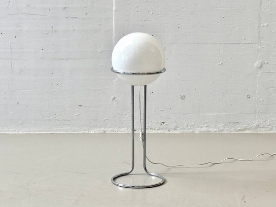 Image 1 of Lampadaire de style Space Age avec globe en verre opale et structure chromée, années 1970