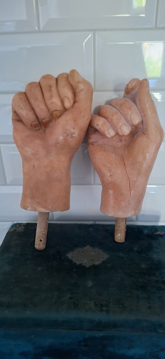 Image 1 of Antieke set van wassen handen met oud fluwelen doosje