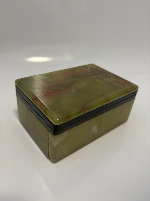Vintage juwelendoos van echt groen onyx en verguld messing.
