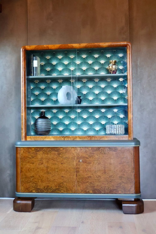Art-déco-Vitrinenschrank aus Wurzelholz, 1930er Jahre – restauriert in Wellington Green