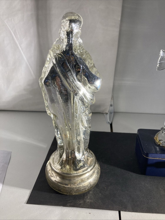 Image 1 of Statuetta in vetro eglomizzato raffigurante Cristo che regge il Sacro Cuore, XIX secolo