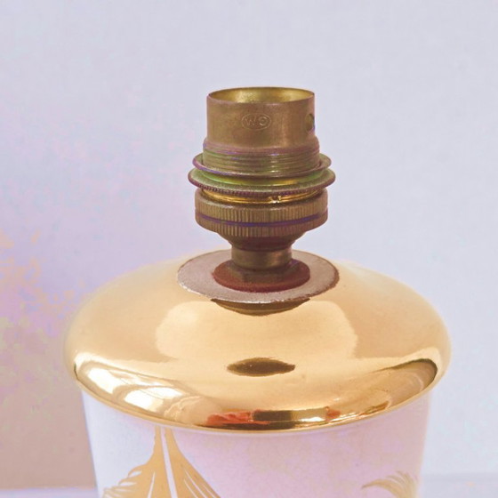 Image 1 of Vintage statieflamp uit de jaren 50, wit en goudkleurig craquelékeramiek, met veren, gesigneerd jaren 50.