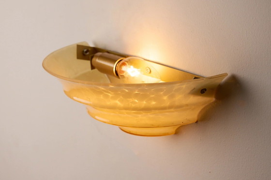 Wandleuchte aus gelbem, marmoriertem Glas in Muschelform, Mid-Century, 1970er Jahre, Wandleuchten, Messing (Foto 9 von 9)