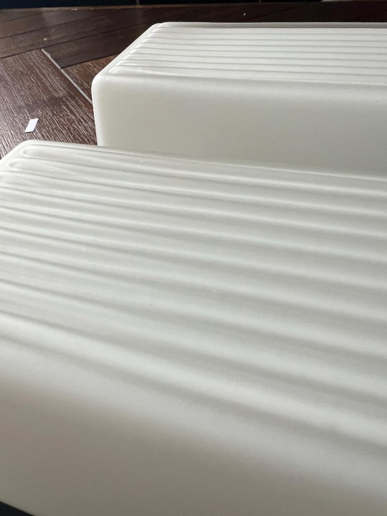 Image 1 of Due lampade da parete di metà secolo con interruttore a tirante o per montaggio diretto. Vetro satinato su corpo metallico dalla