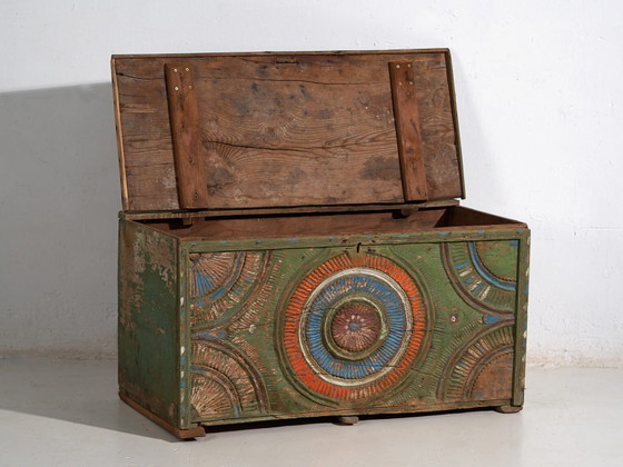 Malle ancienne sculptée style art populaire (c.1900) #79 – Armoires de rangement (photo 19 of 40)