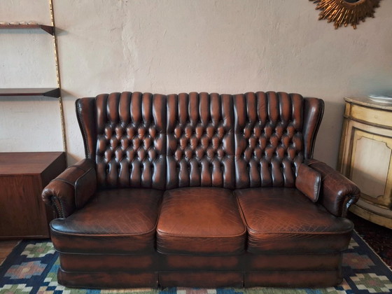 Image 1 of Divano Chesterfield a 3 posti in pelle color castagna