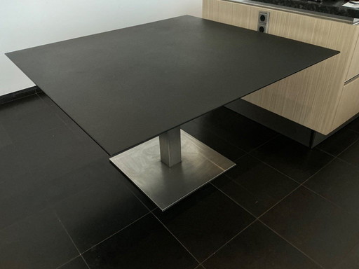 Metaform dining table